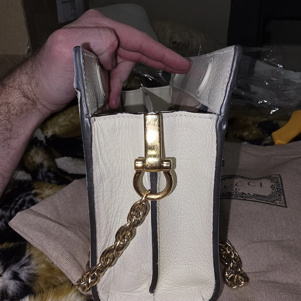 Gucci Womens White Leather Crossbody Bag with Signature Web Stripe - Picture 7 of 10